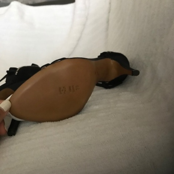 Heels - Picture 4 of 4